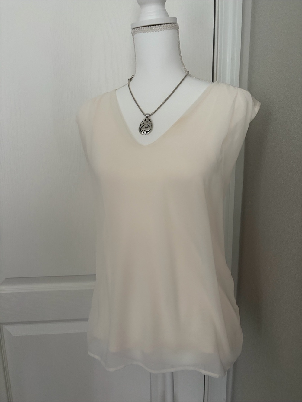 Ann Taylor Cream V-Neck Sleeveless blouse